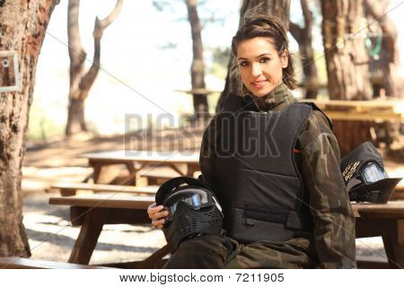 Junge Frau, die immer bereit für Paintball