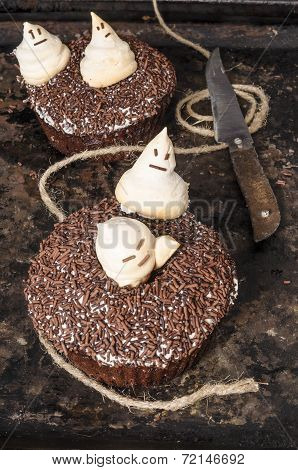 Chocolate Pumpkin Cupcakes, Decorated With Meringue Ghosts And Rusty Knife