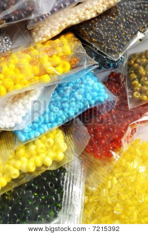 Plastik renkli boncuklar