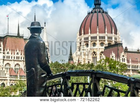 Statue of Imre Nagy