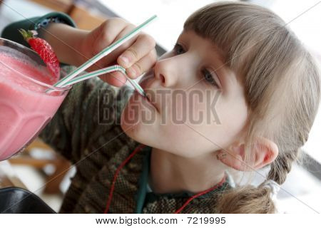 女の子の飲み物牛乳を振る