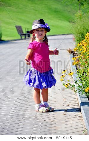 Menina bonito pé no Parque