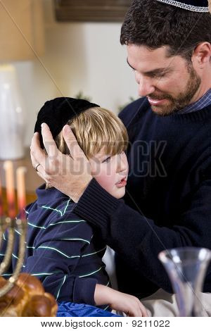 Ojciec i chłopiec obchody Chanuka