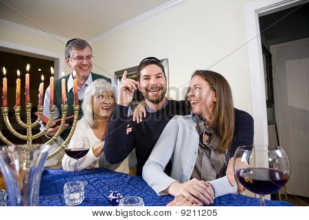 Família judia celebrando Chanucá