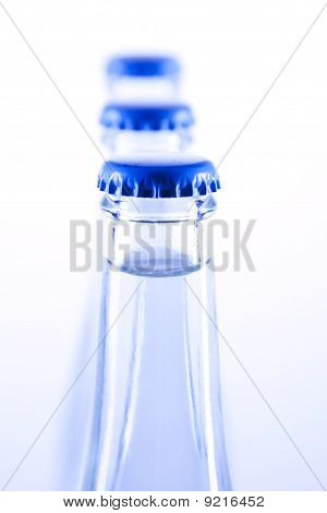 Frisches Wasser auf blau balckground