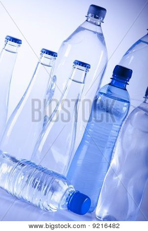 Frisches Wasser auf blau balckground