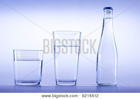 Frisches Wasser auf blau balckground