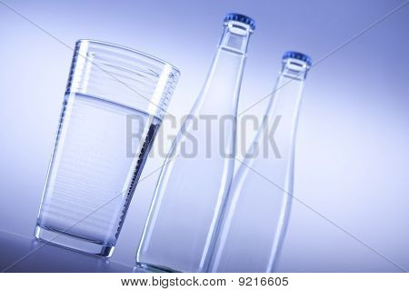 frisches Wasser auf blau balckground