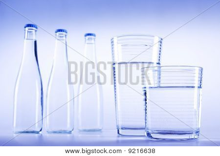 frisches Wasser auf blau balckground