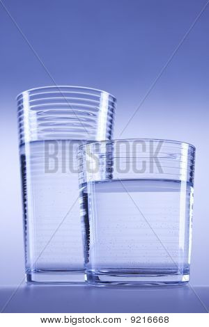 frisches Wasser auf blau balckground