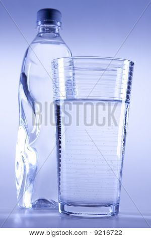 frisches Wasser auf blau balckground