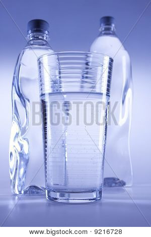 frisches Wasser auf blau balckground