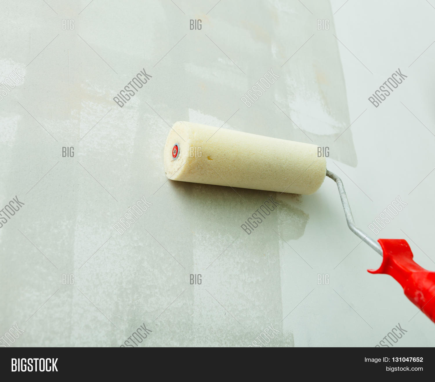 Грунтовка для стен. Грунтовка для стен. Грунтовка под обои. Грунтование поверхности. Валик для грунтовки.