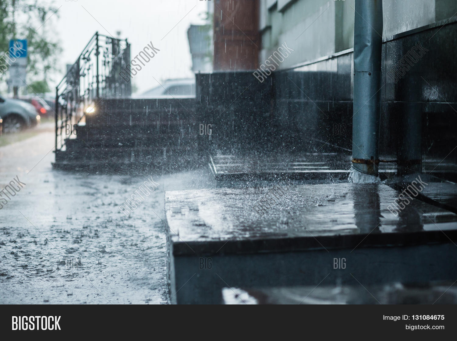Мокрое стекло. Дождь 4 мм. Дождевые потоки или дождливые. Дождь 4 мм. Дождь 4 мм.