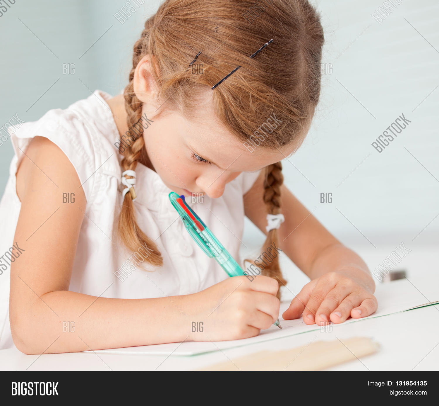 ученик с ручкой. прилежная девочка. девочка пишет за столом. ручка для девочек. девочка пишет в тетради.