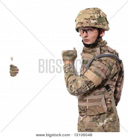 Soldato moderno tenendo un Poster