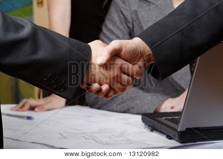 Gruppo di uomini d'affari che lavorano insieme in ufficio.