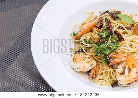 the spaghetti tomatoes sauce with shrimp on the white dish