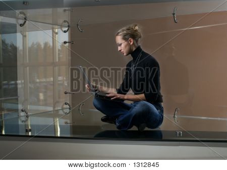 junge Dame mit notebook