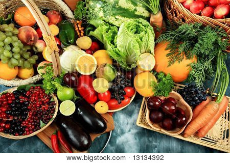 Verdure fresche, frutta e altri prodotti alimentari. Girato in studio.