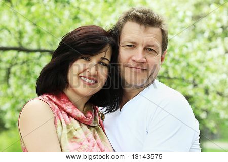 Retrato de um casal feliz ao ar livre.