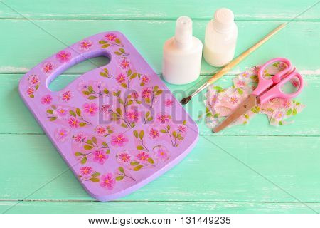 Decoupage cutting board kitchen wall decoration. Easy diy kitchen decor. Cutting board is decorated using decoupage technique. Glue, paint, scissors, paper flowers