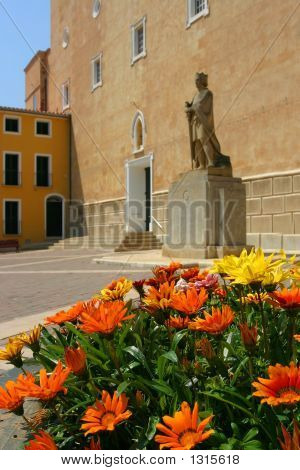 Fiori e statua