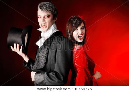 Kaunis pari keskiaikainen puvut vampyyri tyyliin meikin muotokuva. Ampui studiossa.