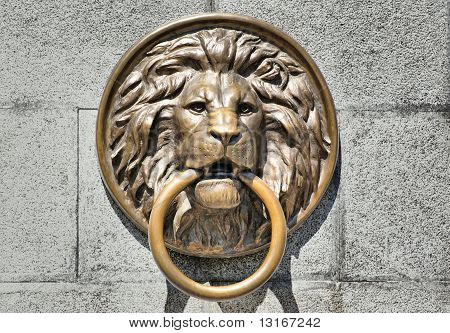 Bassorilievo di bronzo leone