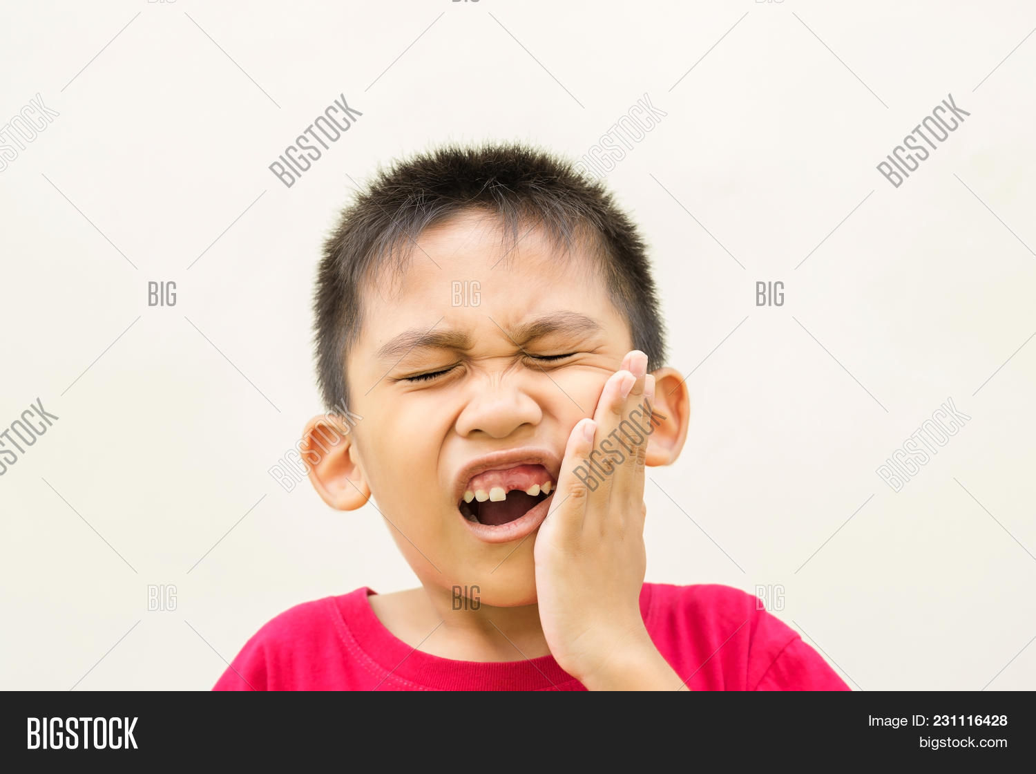 Мальчик с больным зубом. Боль у детей. У ребенка болит зуб народное. Мальчик с больным зубом. У мальчика сильно болели зубы.