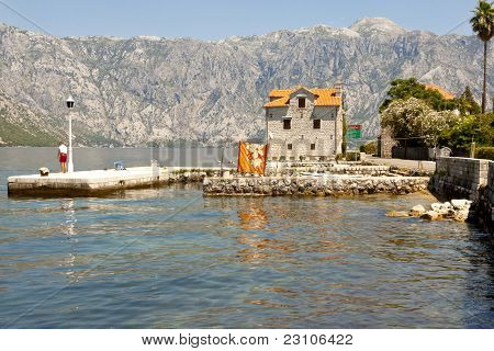 Vista do litoral. Baía de Kotor