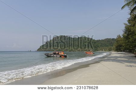 Ko Kut,thailand- February 26,2018: Boats Moored Near The Beach Of The Paradise Coconut Island