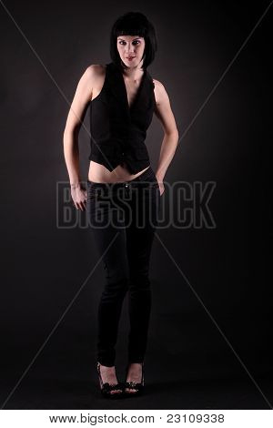Sexy Frau in dunkle jeans