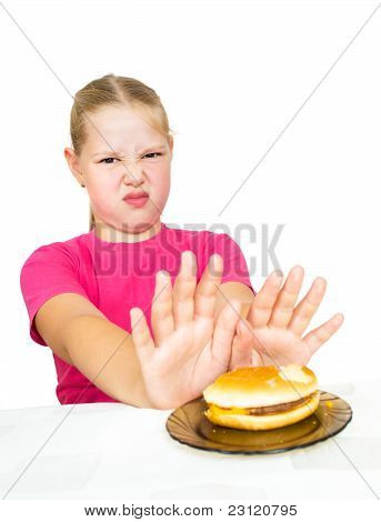 Dívka odmítá Hamburger izolované na bílém
