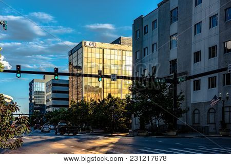 Lexington, Kentucky, Usa - June 19, 2017: The Setting Sun Reflecting Off Of The Bb&t Building In Dow