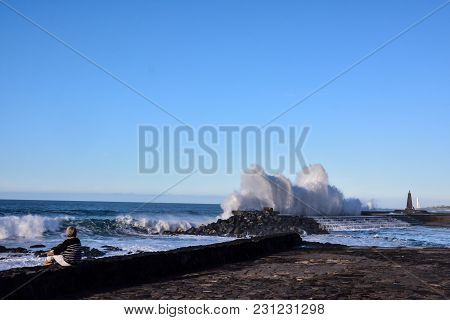 Photo Picture Of A Big Wave In The Ocean