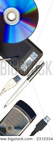 Bureau mobile : pda, téléphone, stylo, CD et usb câbles isolés on white