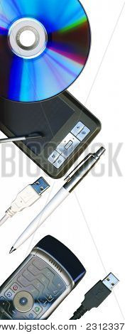 Bureau mobile : pda, téléphone, stylo, CD et usb câbles isolés on white, avec un tracé de détourage