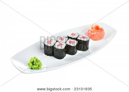 Japanilaista ruokaa - Sushi (Tekki Maki Roll) valkoisella pohjalla