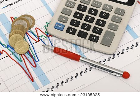계산기, 동전과 펜 차트에 누워입니다.