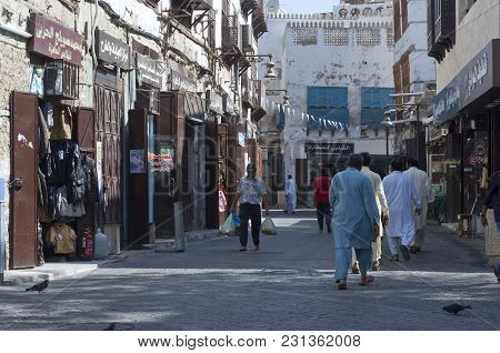 Shops And Shoppers In The Old Market (balad) In Jeddah, Saudi Arabia, 02-07-2015