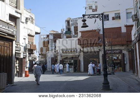 Shops And Shoppers In The Old Market (balad) In Jeddah, Saudi Arabia, 02-07-2015