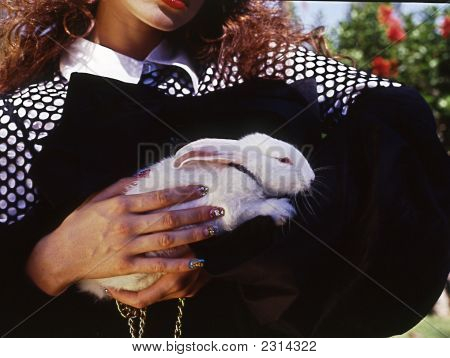 Señora y conejo
