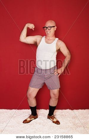 Divertente uomo muscoloso