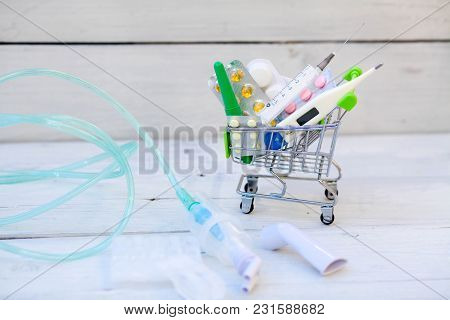 Sterile Albuterol Sulfate Vials With Nebulizer And Mouthpiece And Shopping Cart With Tablets