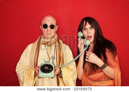 Schockiert Frau am Telefon