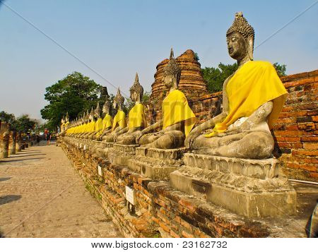 Justeret statuer af Buddha