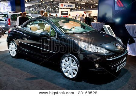 Moskva, Ryssland - 25 augusti: Grå bil Peugeot 207 Cc vid Moskva internationell utställning Interauto på