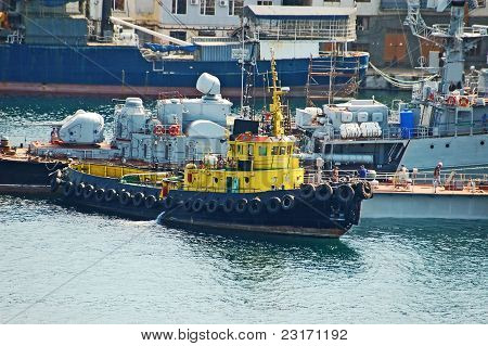 Rimorchiatore a nave militare al porto