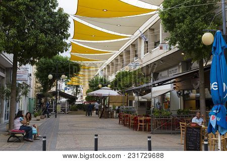 26 Of May 2016. Cyprus. The Capital  Nicosia.  Ledra Is The Main Shopping Street At Spring Day. Plac